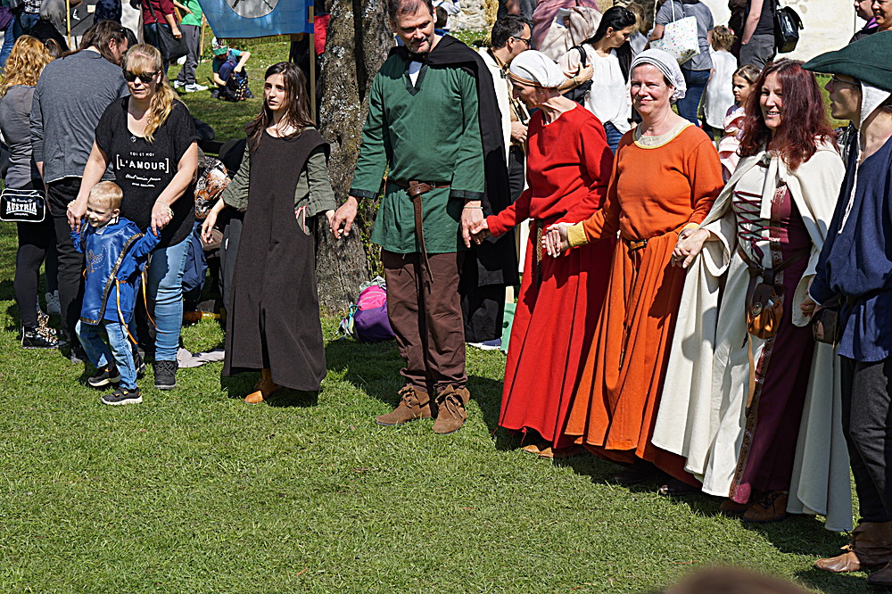 2017-04-09: Eulenspiels Spezialtanzgruppe SPEZZATO bei Auftritt auf Schloss Gloggnitz (Fotos)