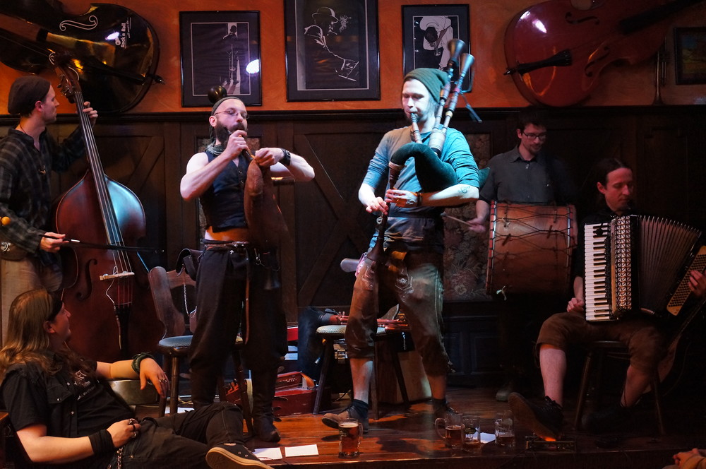 Eulenspiel's große SPIELLEUTE-TAVERNE mit "FEITEL"