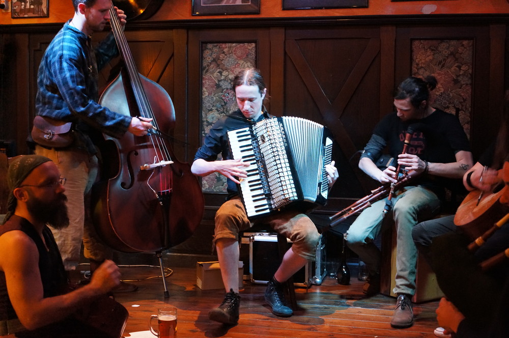 Eulenspiel's große SPIELLEUTE-TAVERNE mit "FEITEL"
