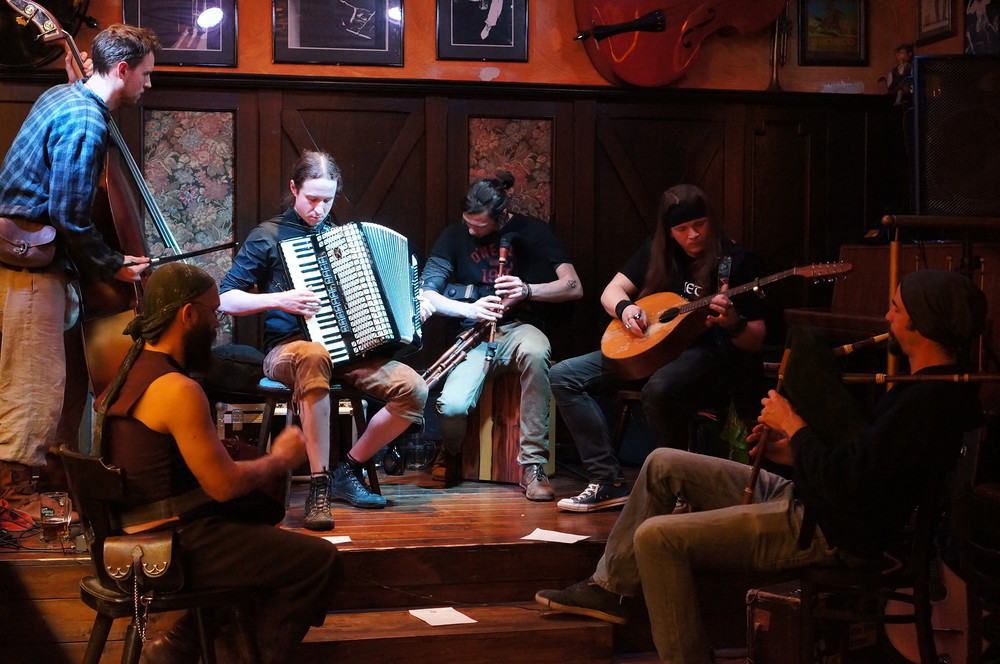 Eulenspiel's große SPIELLEUTE-TAVERNE mit "FEITEL"